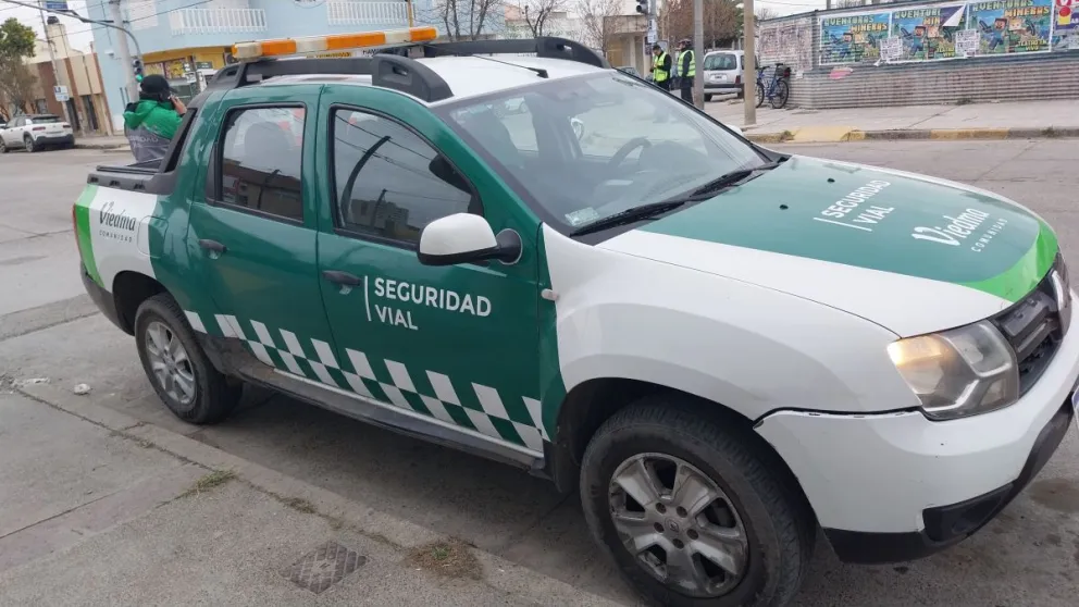 Seguridad Vial del Municipio de Viedma se hizo presente en el lugar. 