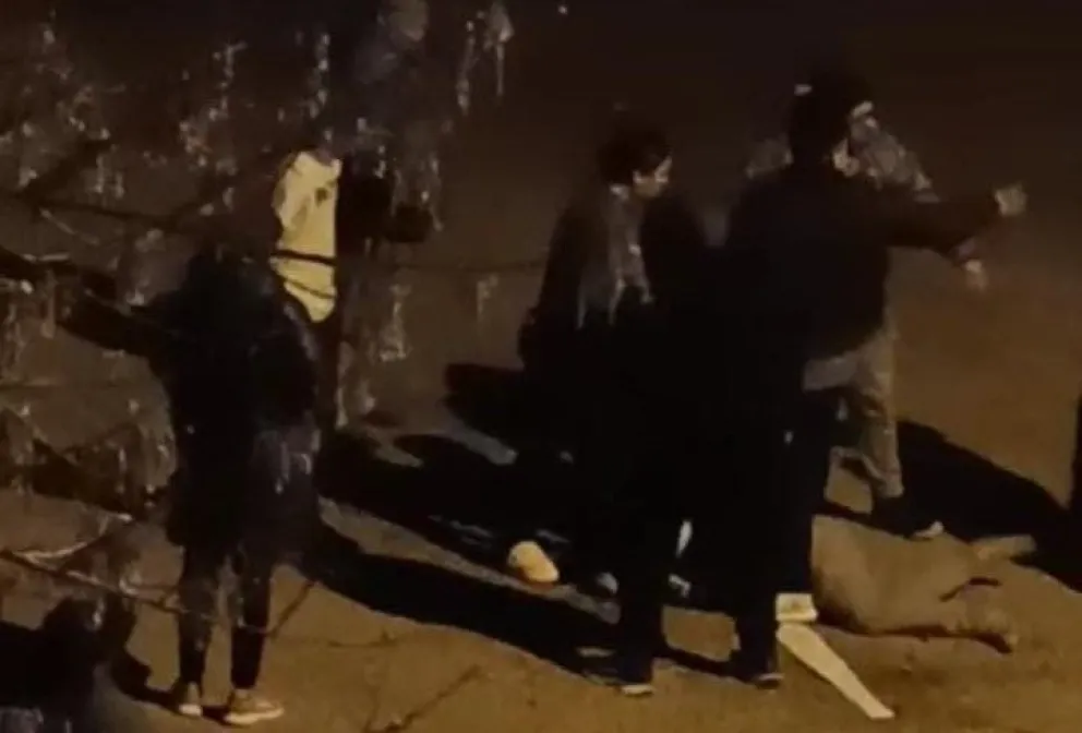 Los vecinos atraparon al sujeto y evitaron el robo de la moto. 