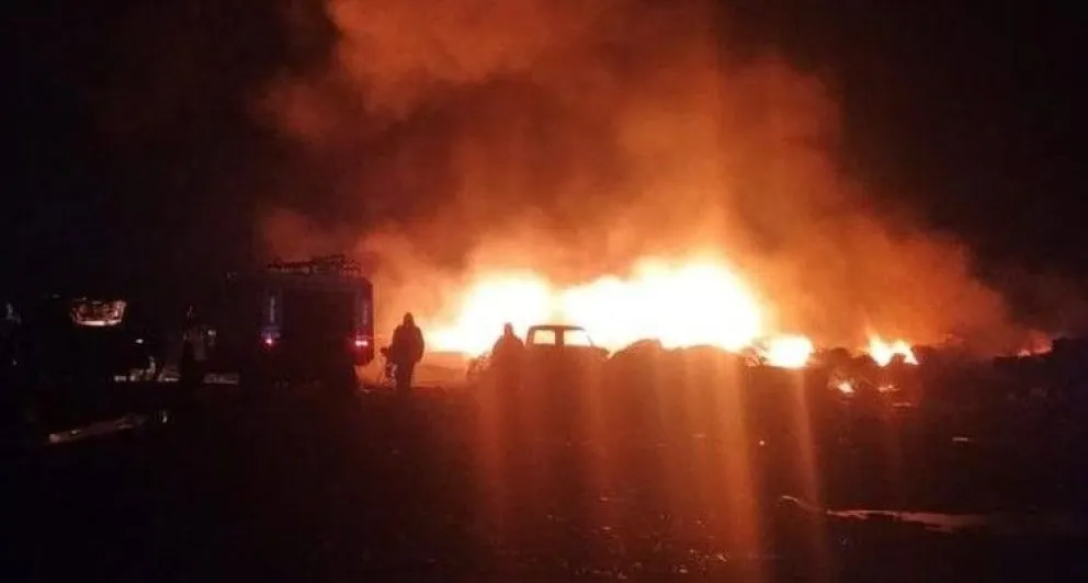 El rápido accionar de los bomberos evitó daños mayores (Foto: Taxistas en Movimiento). 