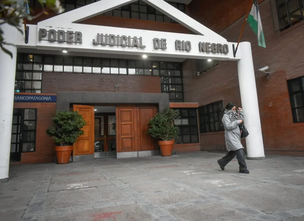 Beneficio para el acusado de incendiar camionetas en Sierra Grande. 