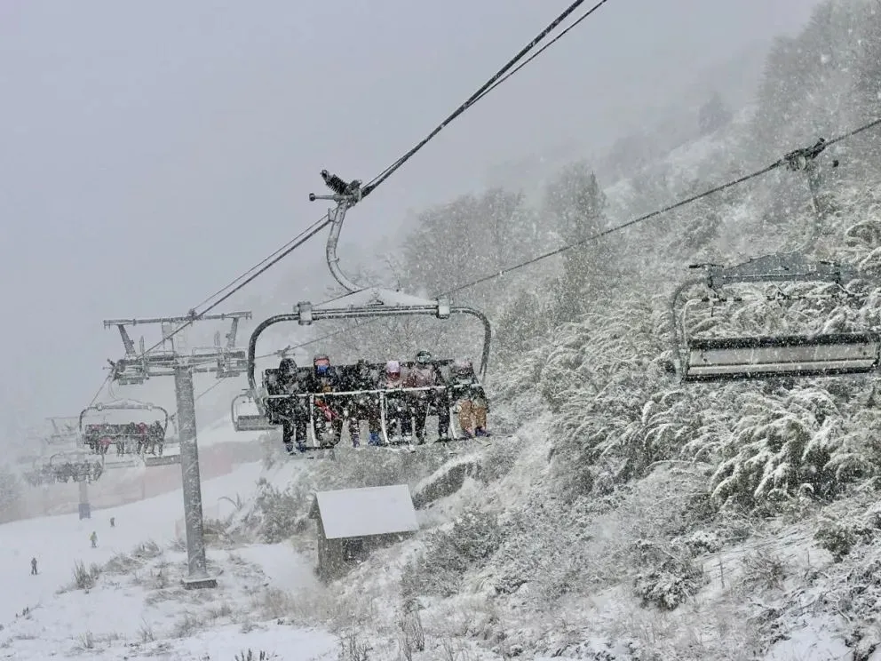 Cientos de turistas disfrutan del invierno en el cerro Catedral (foto: gentileza).