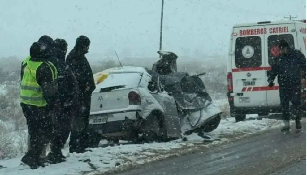 El auto era ocupado por cuatro mujeres las que fallecieron producto del impacto. | Foto Catriel25 noticias 