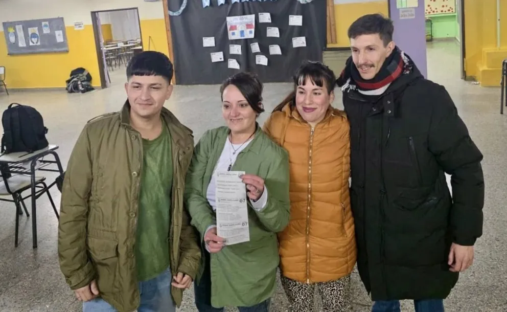 De campera negra, el presidente electo posó para la foto. 