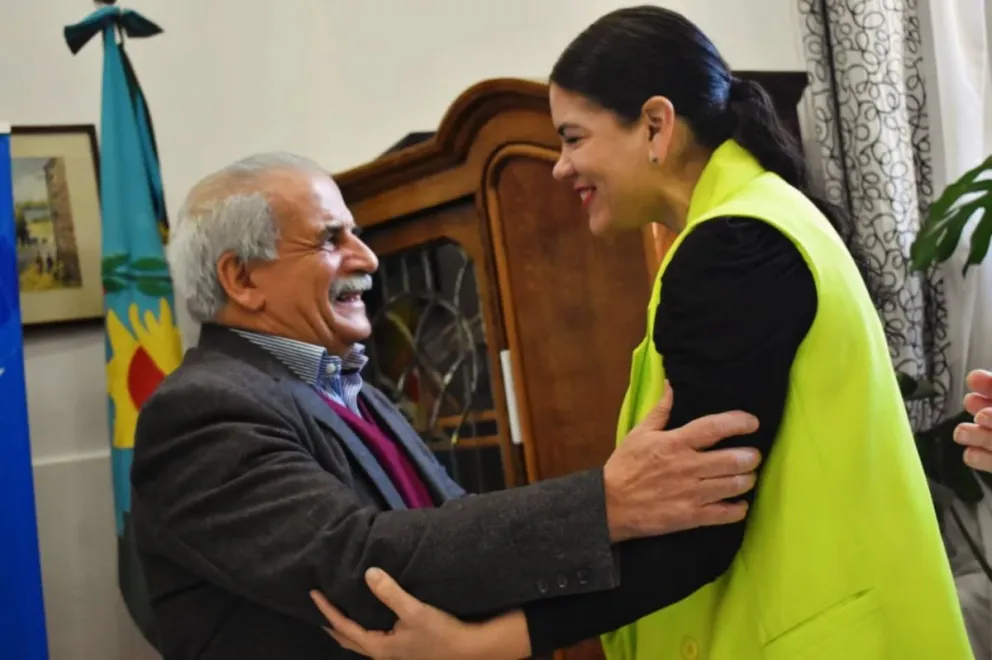 Ricardo Marino junto con Mara Quentrequeo, en el Palacio Municipal. 