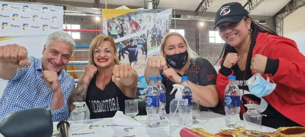 Oliveras junto al ex Intendente de Patagones José Zara, Eliana Pugnaloni y la promotora Mónica Jaramillo.