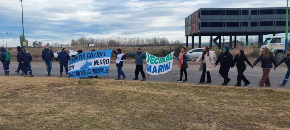 Los presentes firman una nota que entregarán los intendentes al gobierno nacional. (Foto Radio Génesis 25)