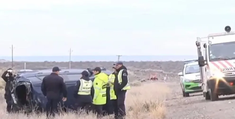 El auto volcó y quedó sobre la banquina. (Foto: Canal 10)
