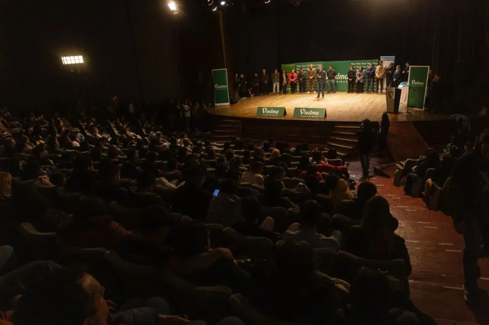 Recientemente se llevó a cabo el acto de entrega de certificados a más de 560 vecinos y vecinas de Viedma y de El Cóndor.