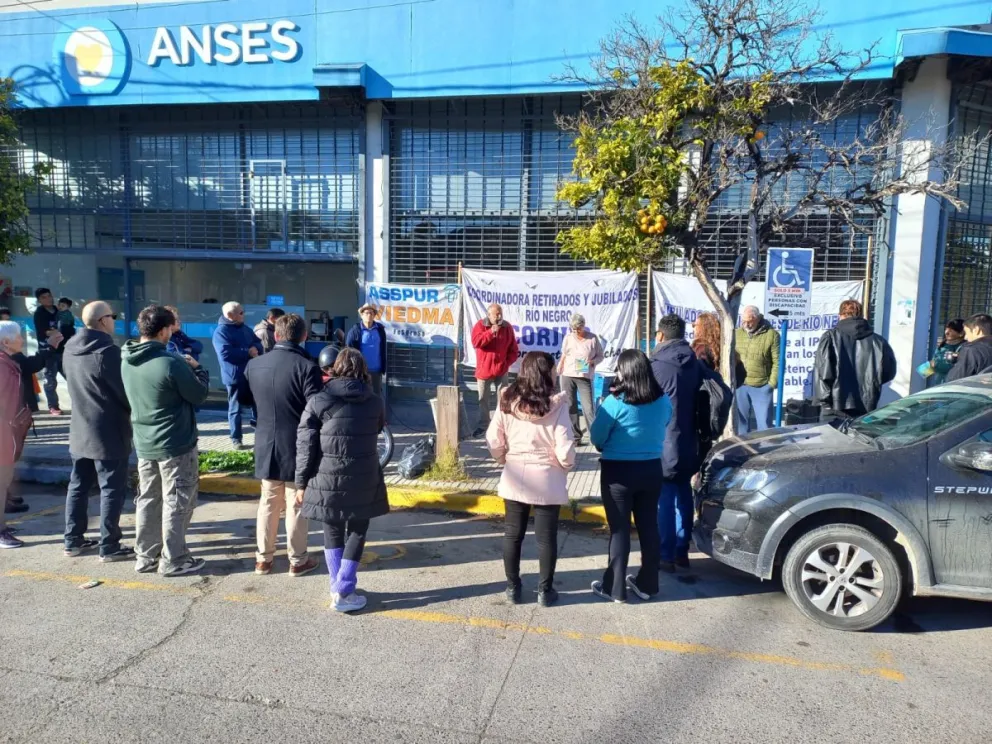 Marcha de jubilados en la sede de ANSES de Viedma. (ARCHIVO).