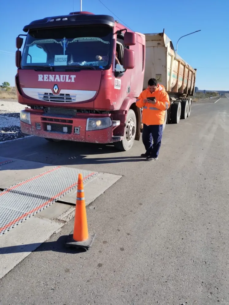 Las planchas para verificar la carga están al orden del día, por parte de Vialidad provincial. Foto gentileza.