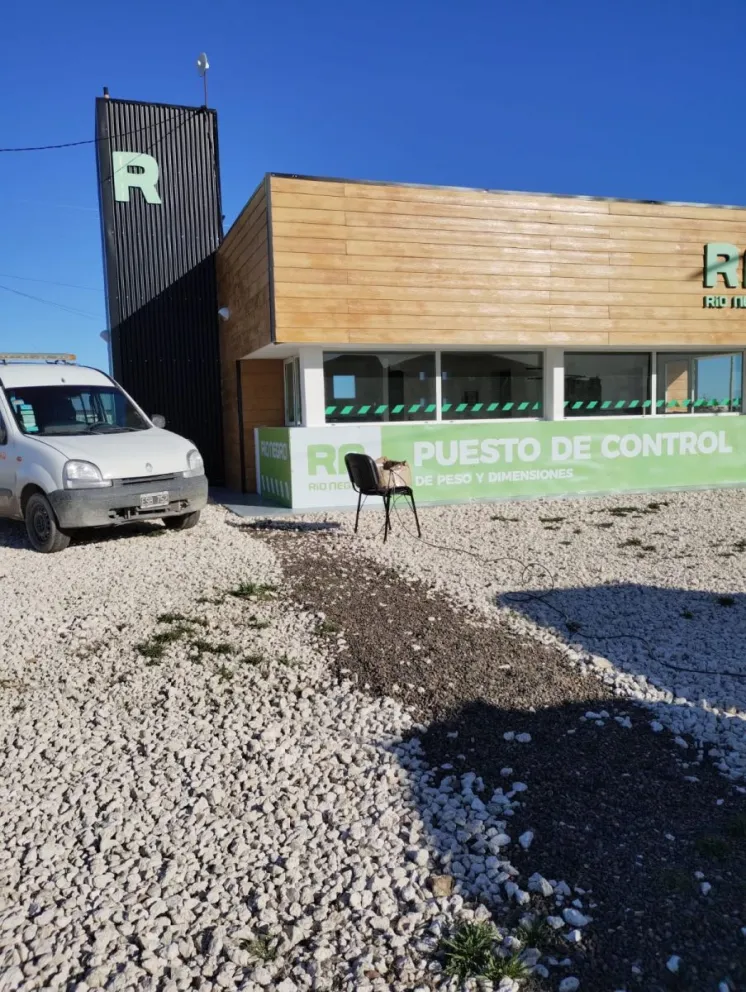Puesto de control de Vialidad Rionegrina que verifica los excesos de peso de transportes en las rutas.