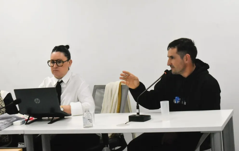 González Conrado, de difícil temperamento y varios de sus ademanes en tribunales. Fotos NoticiasNet. 