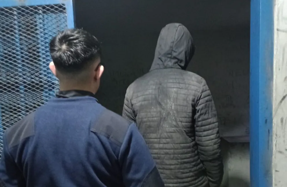 El sospechoso fue fotografiado en la unidad. Foto gentileza.