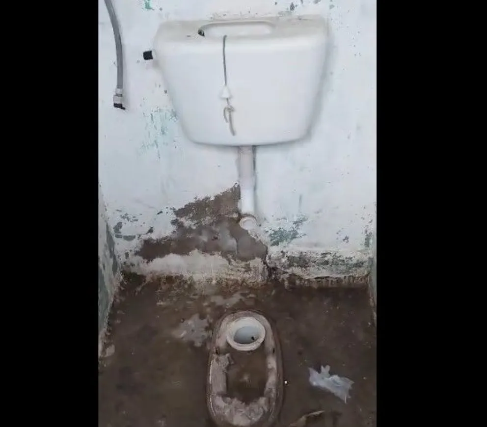 Les robaron los sanitarios de los baños restaurados en el predio del ferrocarril.