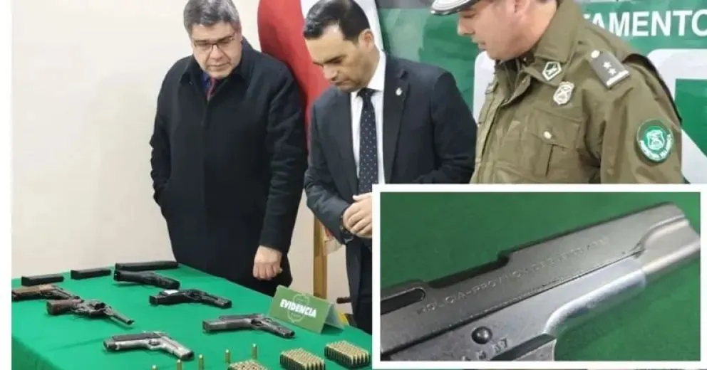 El fiscal jefe de Temuco, Alberto Chiffelle, junto a autoridades de Carabineros, observa parte del arsenal secuestrado a los tres roquenses detenidos en Pucón. 