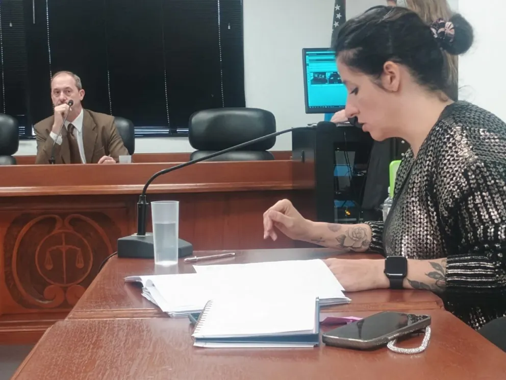 La Fiscal en primer plano y el juez de fondo en los Tribunales de Viedma.