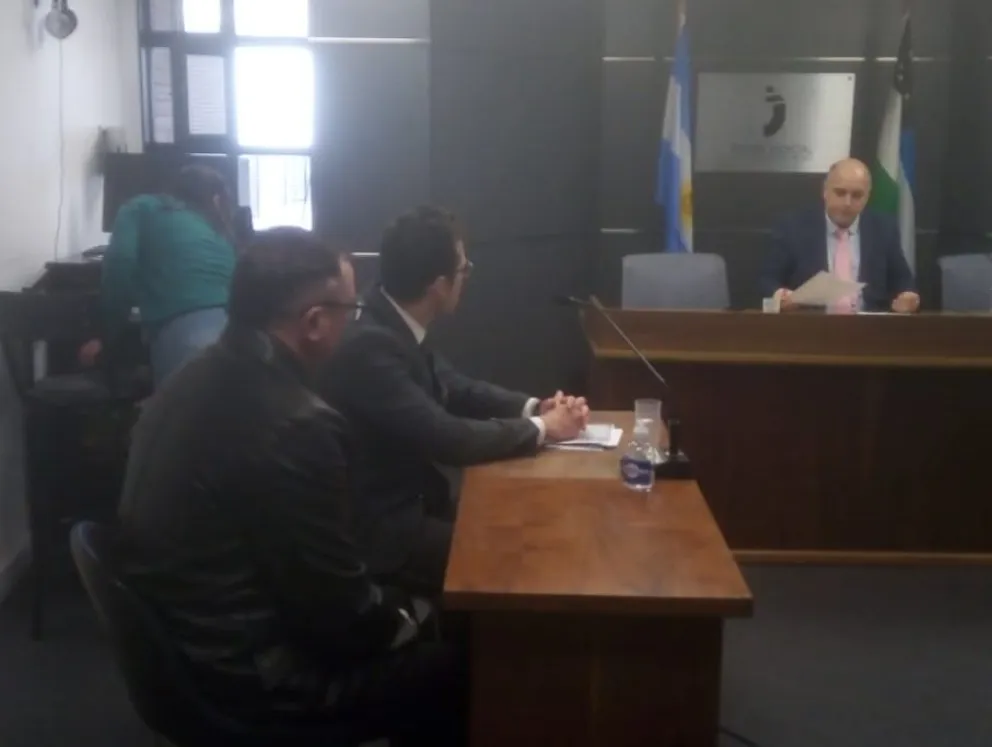 Brost se presentó con gafas oscuras con su abogado Aldo Bustamante ante el juez Reussi.