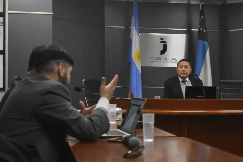 Chironi escucha al querellante.