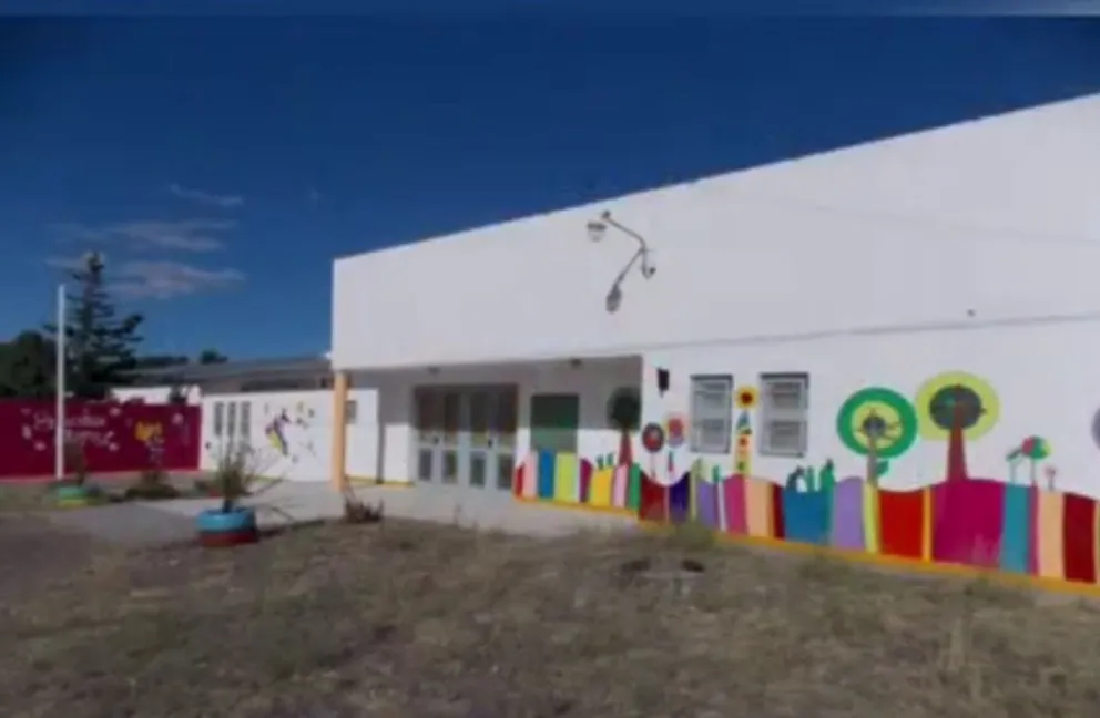 La institución está pegada a la escuela primaria, que si tiene servicio de gas natural. 