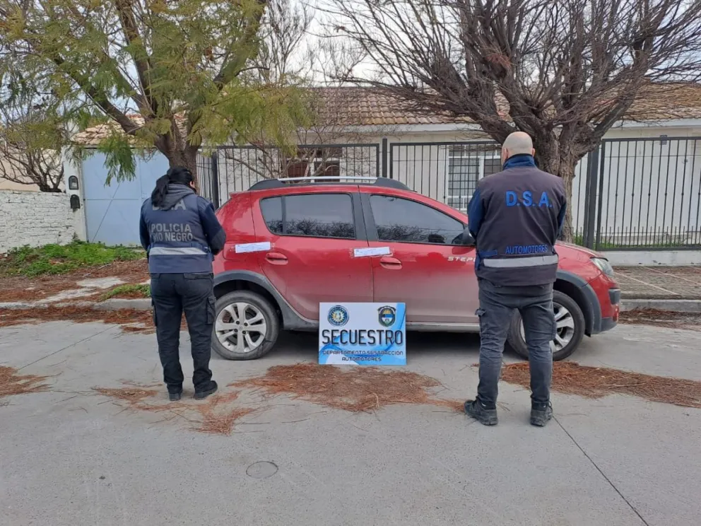 Operativo en calle Garrone casi boulevard Ayacucho. Fotos Jefatura de Policía de Río Negro.