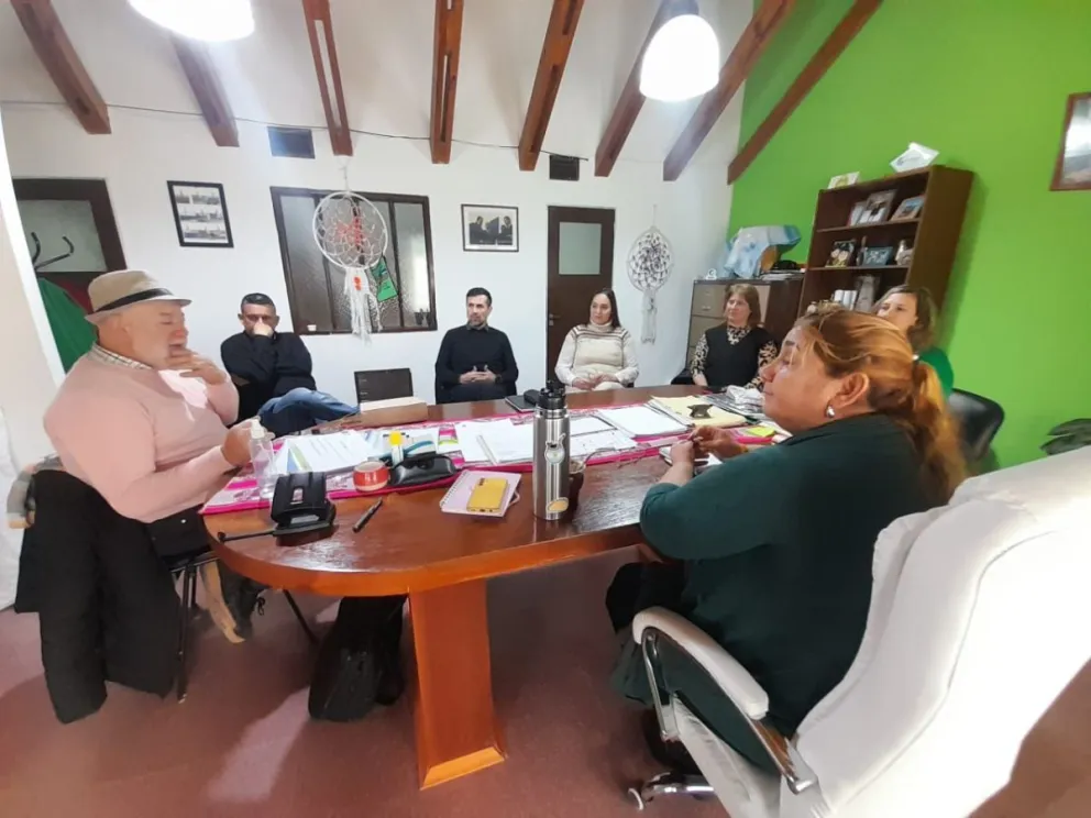 Almuna recibió a los funcionarios. Foto gentileza.