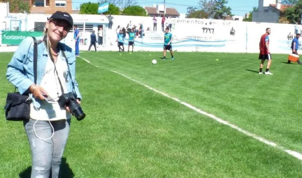 Rosana Payeras, trabajando en la cancha de Sol de Mayo