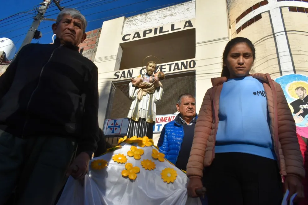 A medida que avanzaba el recorrido, se fueron sumando más fieles. (Fotos Vanesa Schwemmler).