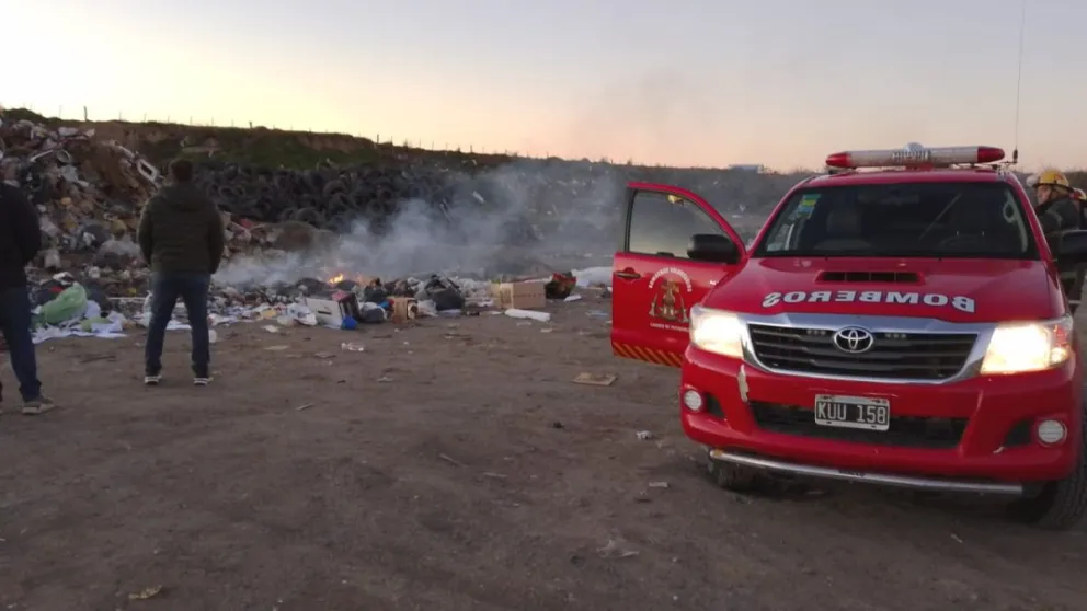 Una vez más la rápida intervención de los bomberos evitó la propagación de las llamas. 