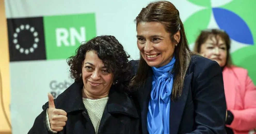 Andre Confini junto a una vecina de Río Negro.