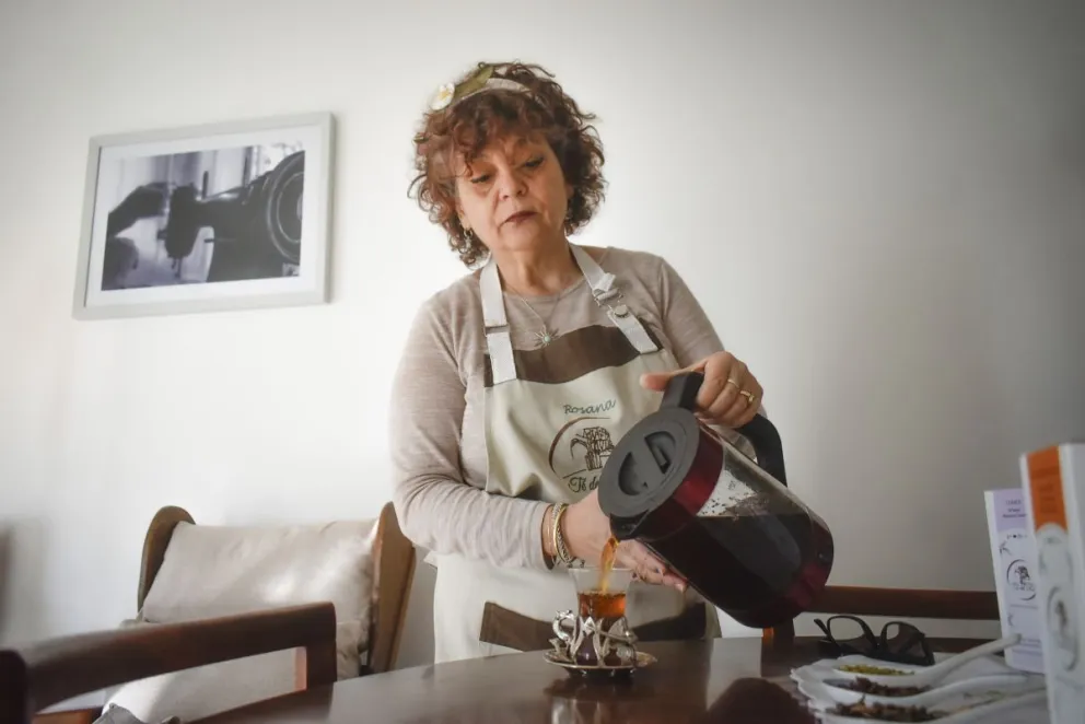 Rosana Zublin sirviendo una de sus infusiones (Fotos: Vanesa Schwemmler).