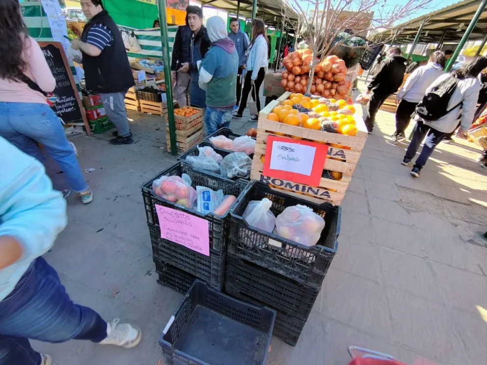 Feria de Frutas y Verduras solidaria. Fotos Daniel Idiarte / NoticiasNet. 