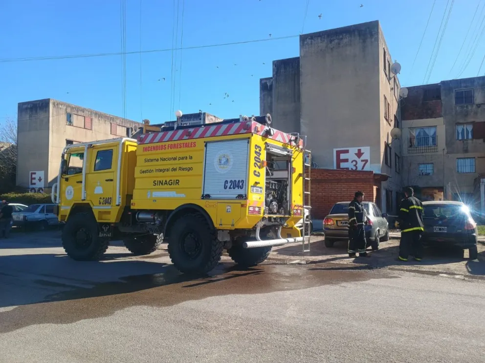 La intervención de los bomberos fue clave para que el fuego no llegue a otros departamentos.