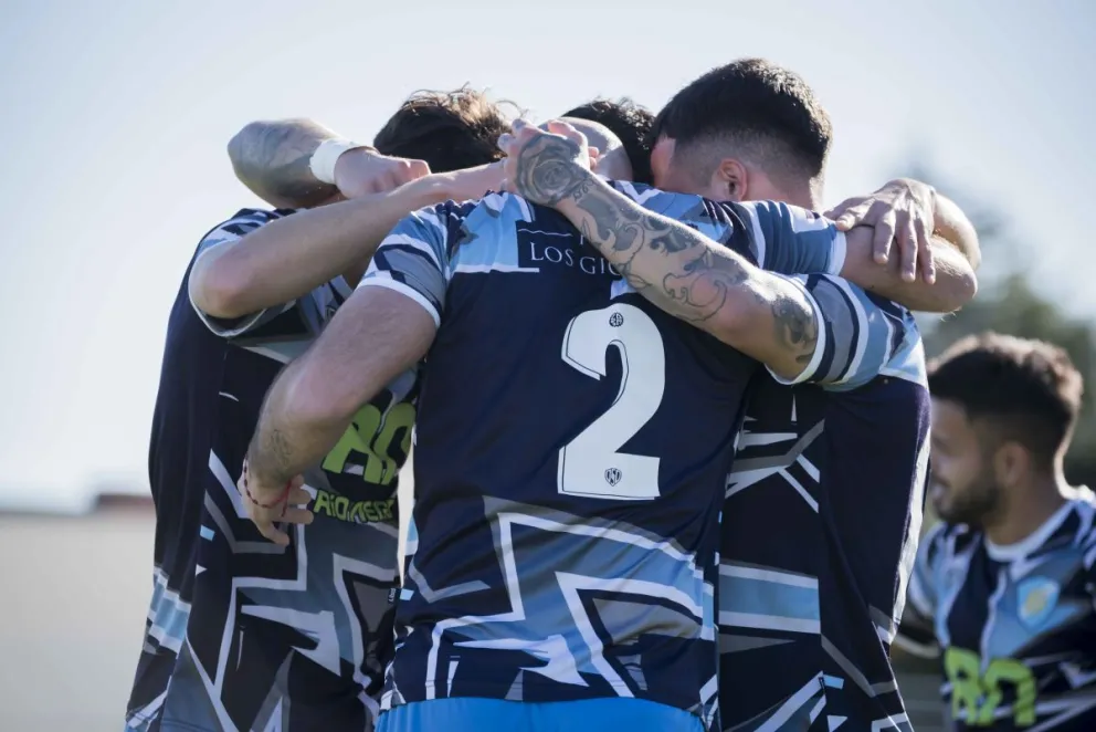 Sol de Mayo tuvo su mejor partido del año y goleó con contundencia. Fotos Daniel Idiarte / NoticiasNet. 