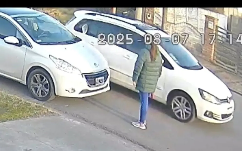 En el video puede verse la velocidad y escucharse el impacto al romper el espejo. 