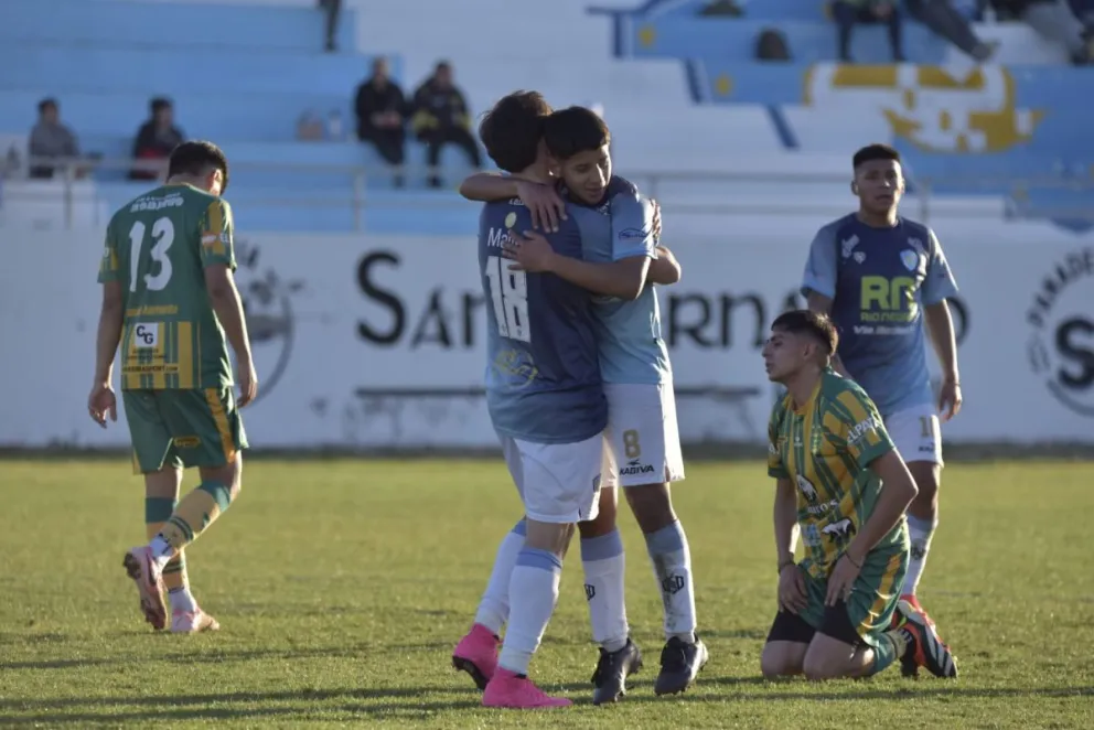 Sol de Mayo comenzó con el pie derecho. Fotos Daniel Idiarte para NoticiasNet.