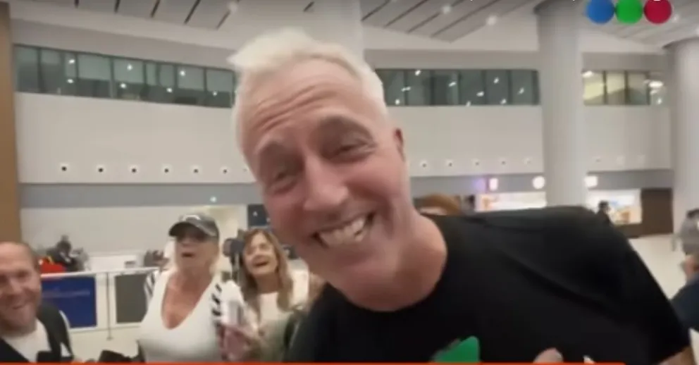 Marley riéndose de la situación, con Susana Guerrero de fondo