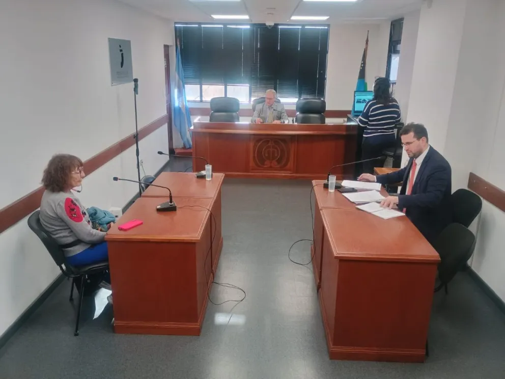 Audiencia judicial con todas las partes, menos la imputada. 