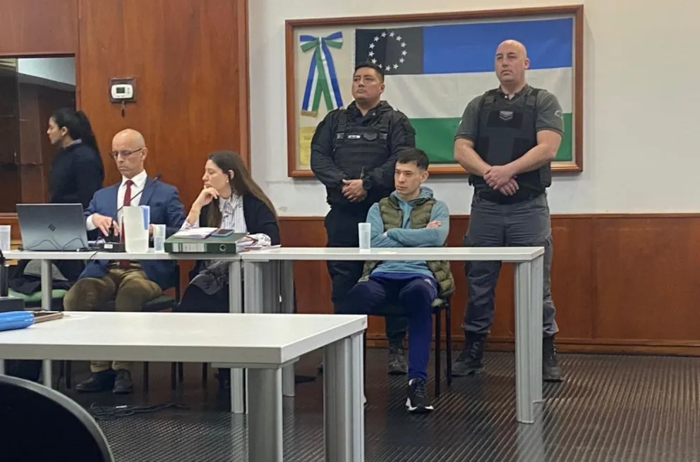 Yuntiel Huinca, custodiado por la policía, y con sus dos abogados: María Paz Álvarez y Pedro Vega