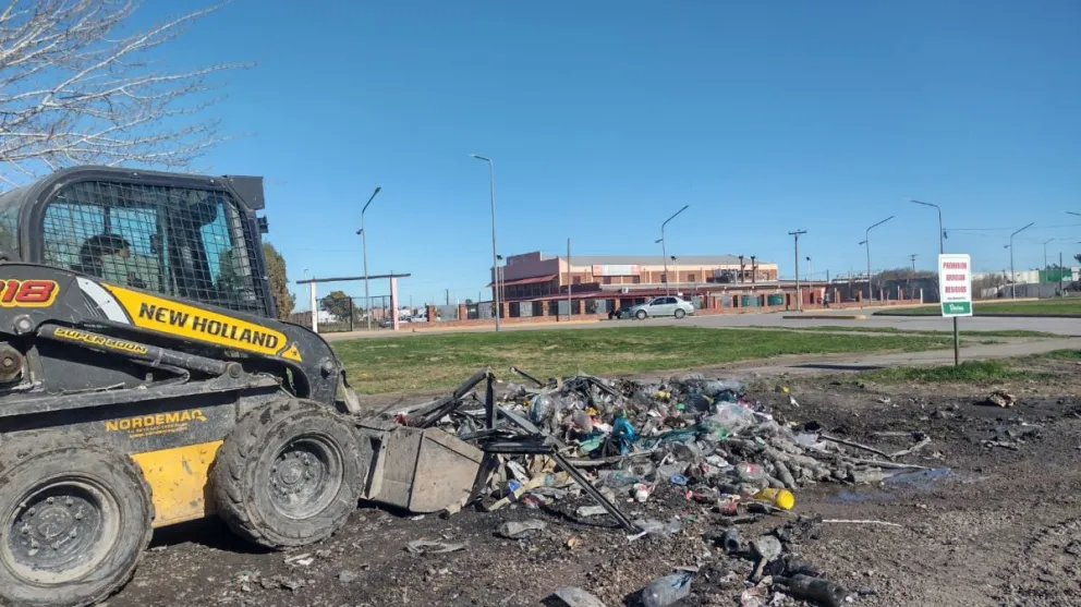 Maquinaria municipal remueve los restos del contenedor y basura. Imágenes de gentileza Taxistas en Movimiento.