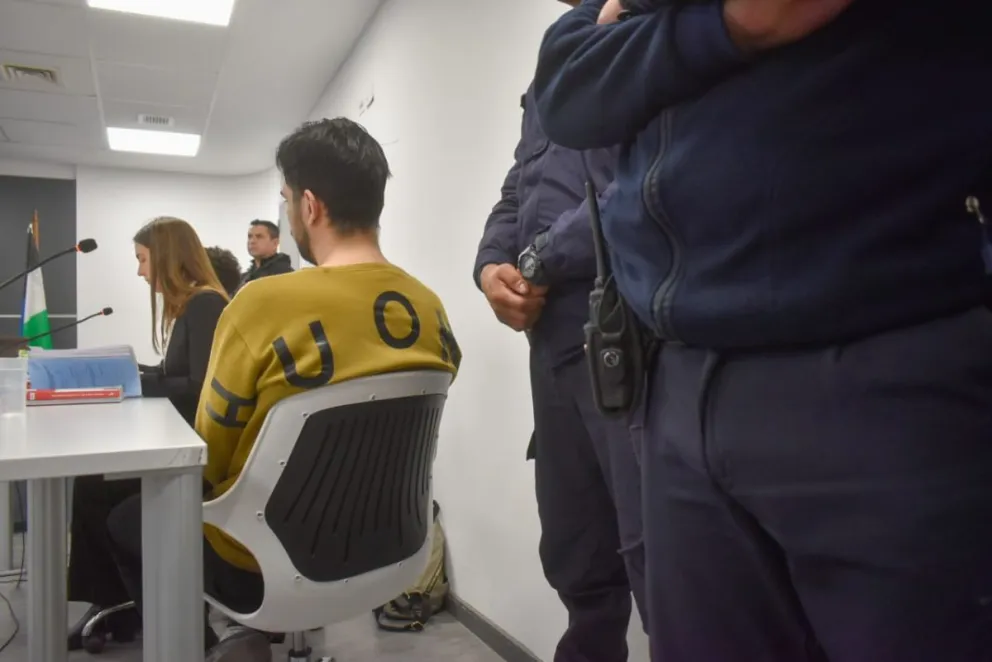 El imputado de espalda a la prensa, tras una prohibición de sacarle fotos a su rostro por pedido del abogado Curi Antún. 