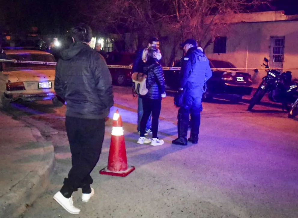 Crimen desarrollado en un departamento de la calle Gasquet en Viedma. Fotos NoticiasNet. 