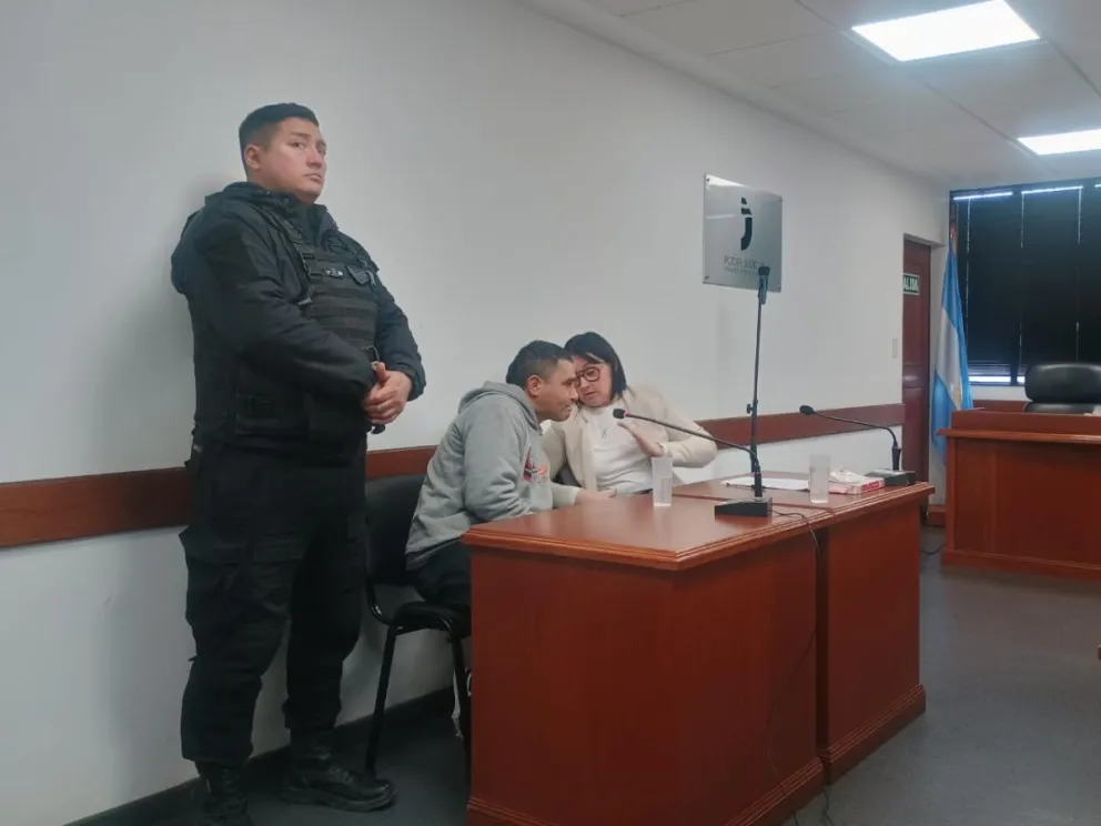 Julio Sandoval enojado por la presencia de la prensa. Fotos NoticiasNet. 