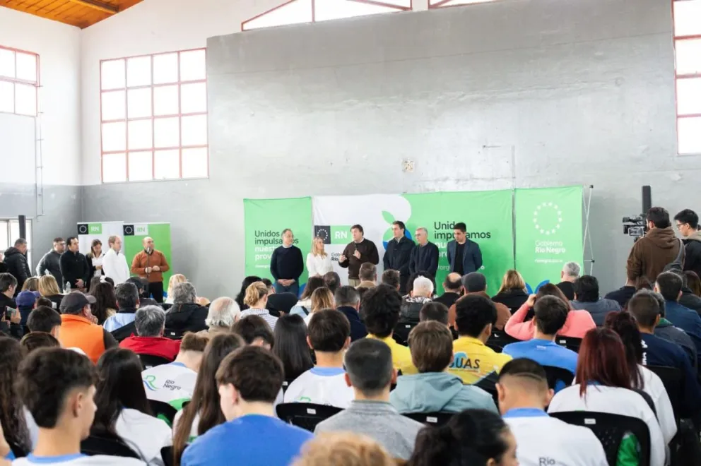 El gobernador presidió un importante evento social en el gimnasio Galo Martínez. 