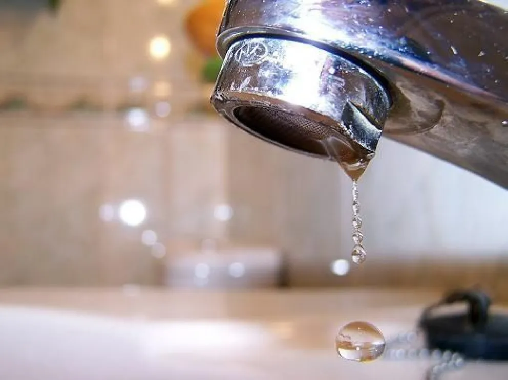 Hay que tomar precaución mientras dure la baja presión de agua en Viedma. 