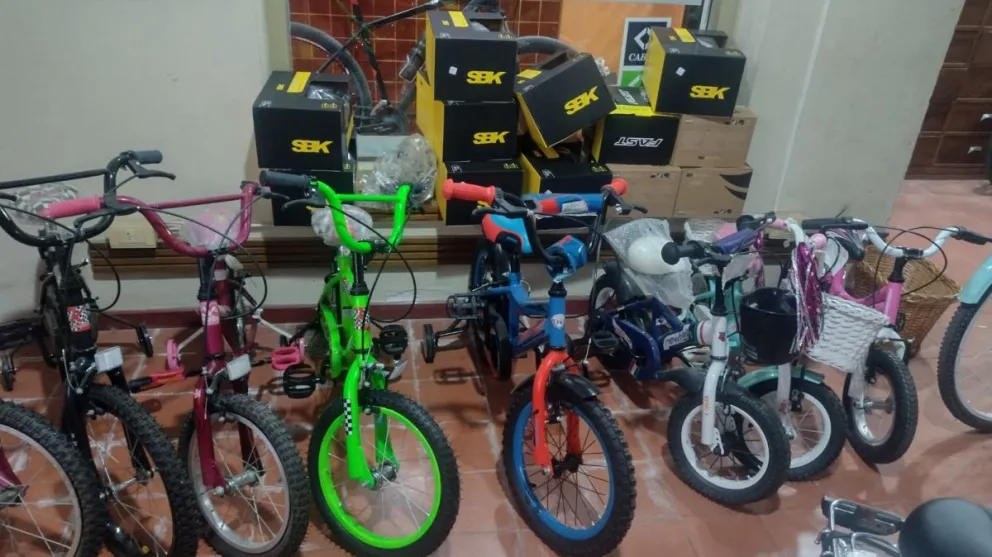 Bicicletería de Viedma ofrecen los productos para el Día de las Infancias.