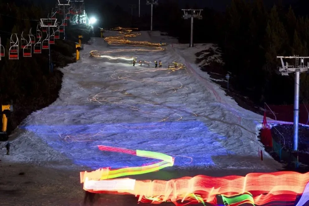 Juego de luces en la apertura de la Fiesta Nacional de la Nieve en cerro Catedral 