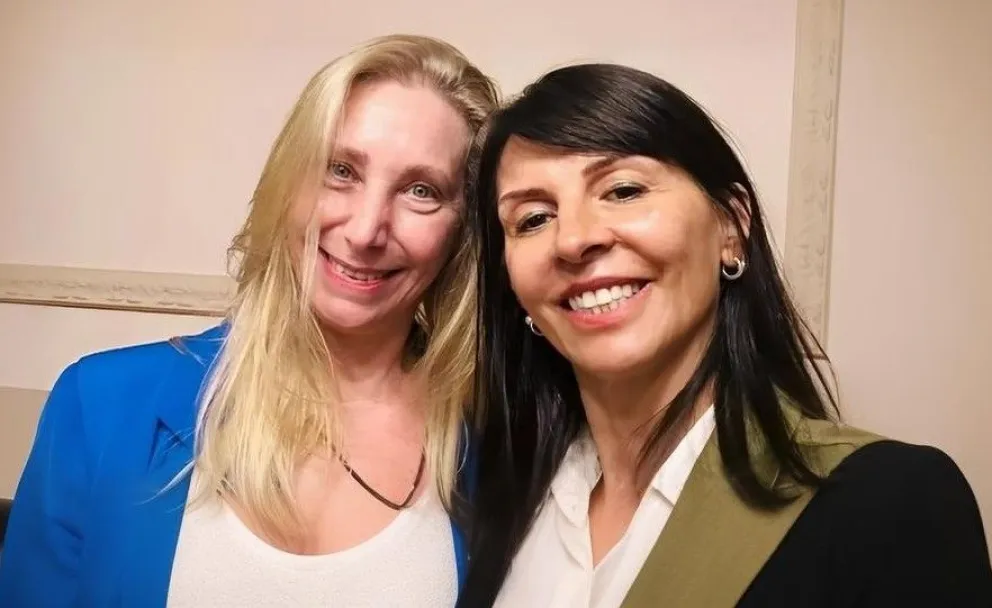 La presidenta de LLA a nivel nacional, Karina Milei, junto a la presidenta provincial, Lorena Villaverde.