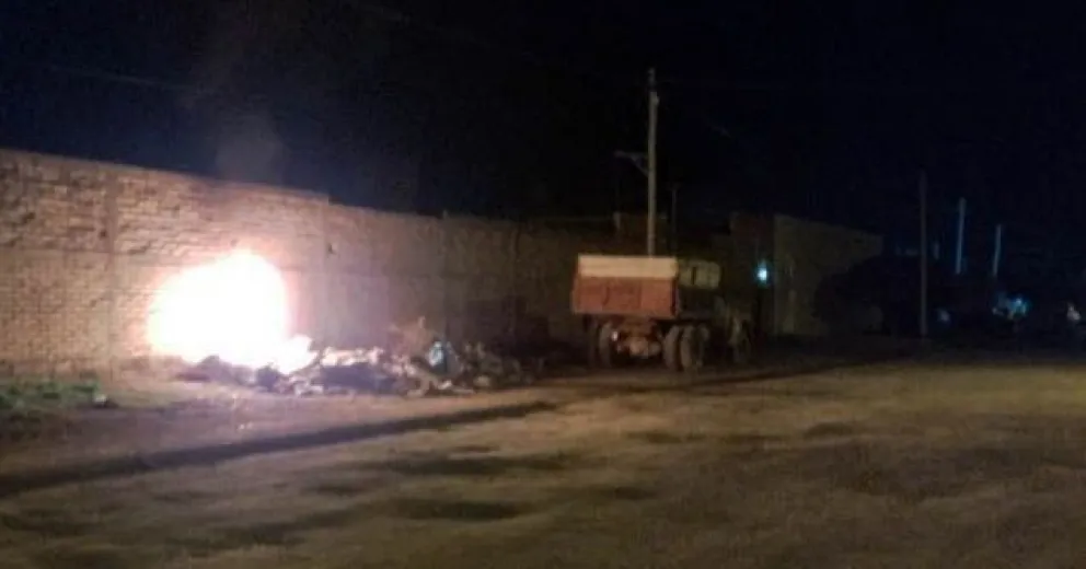 Quema de basura en un barrio de Viedma. Foto: gentileza AD.