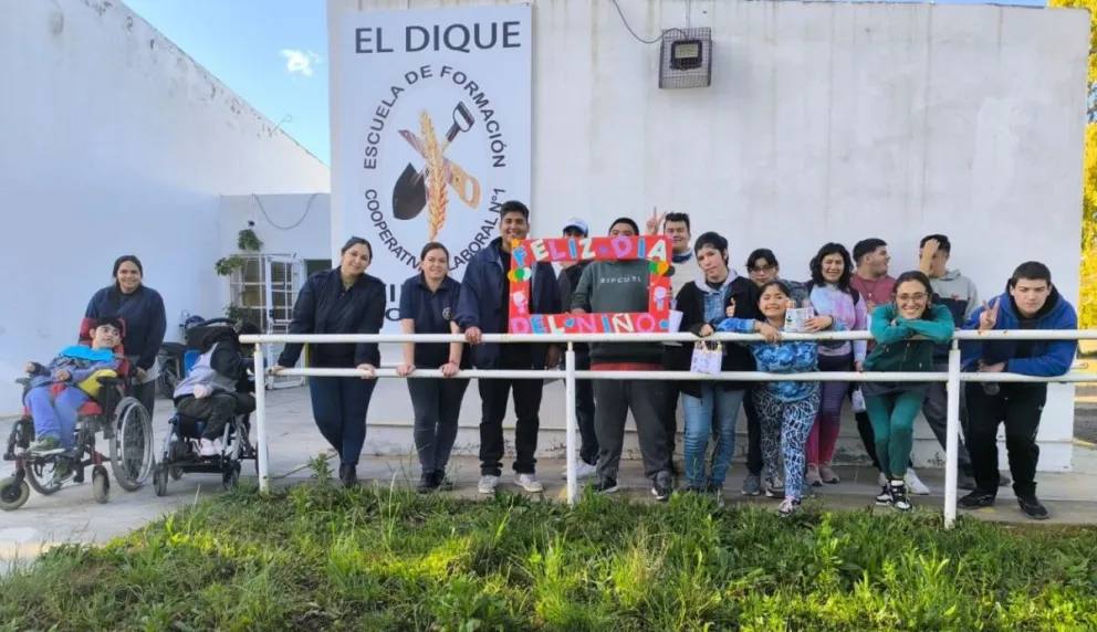 Entregaron regalos y compartieron una merienda con los alumnos.