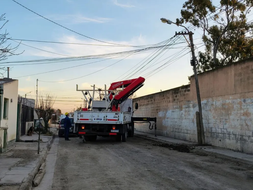 Reparación del poste en el barrio IPPV de Viedma.